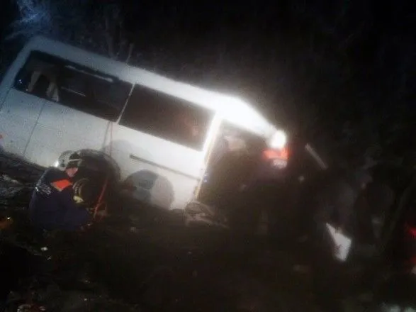 В РФ пассажирский автобус столкнулся с лесовозом, 15 человек погибли