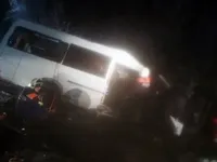 В РФ пассажирский автобус столкнулся с лесовозом, 15 человек погибли
