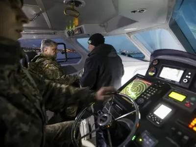 Порошенко в Мариуполе вышел в море на катере УМС-1000