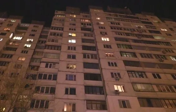 В Киеве несовершеннолетняя девушка упала с 14 этажа