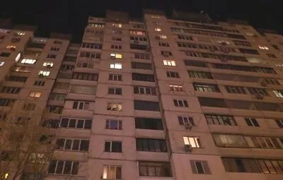 В Киеве несовершеннолетняя девушка упала с 14 этажа