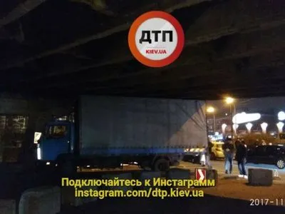 Под Шулявским мостом в Киеве застрял грузовик