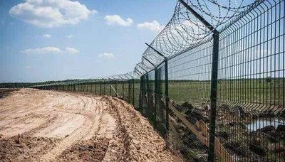 Оккупанты начали строить заграждение на административной границе с Крымом