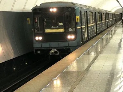 Человек упал на рельсы: в Киеве не работают три станции метро