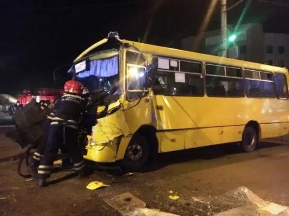 В Черкассах маршрутка столкнулась с грузовиком, девять пострадавших