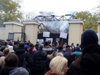 Прорыв активистов в Летний театр в Одессе: произошли столкновения с правоохранителями