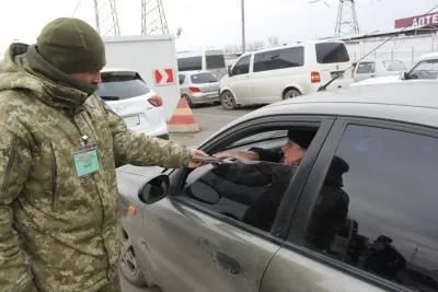 Більше 400 авто зібрались у чергах на КПВВ на Донбасі