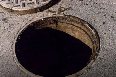 В Черкассах шестилетний мальчик упал в канализационный колодец