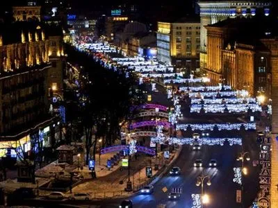 В Киеве начали монтаж новогодней иллюминации