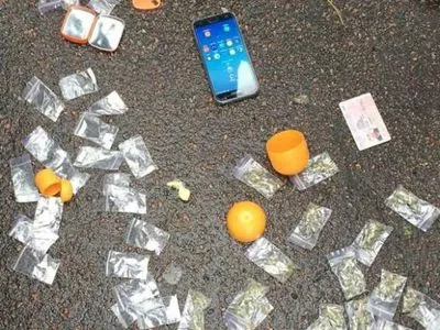 У Києві зловмисники поштою збували приховані у цукерках наркотики