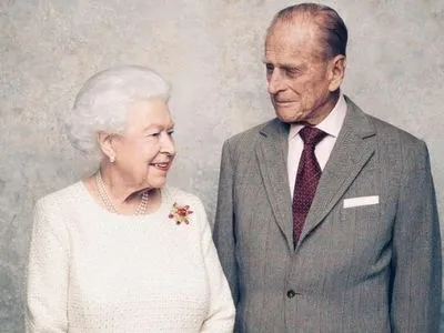 Королева Елизавета II и принц Филипп отмечают платиновую свадьбу