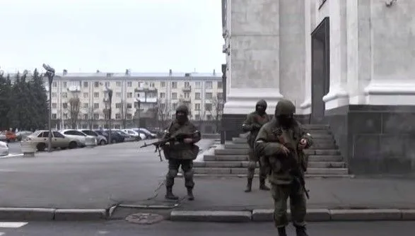 Вооруженные люди окружили центр Луганска