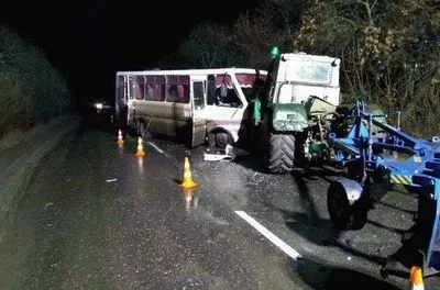 В результате столкновения автобуса с трактором в Луганской области пострадали 13 человек