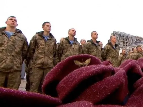 Українські десантники відтепер носитимуть не голубі, а темно-бордові берети
