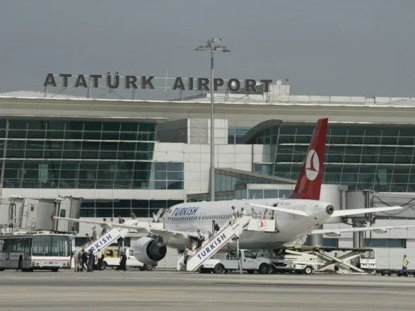 Консул підтримує зв'язок з аеропортом в Стамбулі, де в українських літаках шукають вибухівку