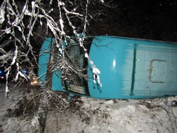 Автобус з пасажирами перекинувся на Луганщині, є постраждалі