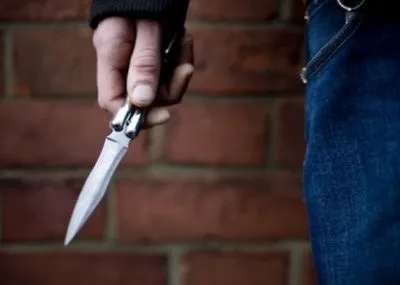 Біля зупинки у Кропивницькому чоловік з ножем напав на підлітка