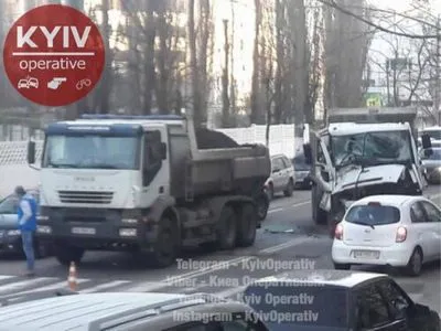 У Києві зіткнулись дві вантажівки