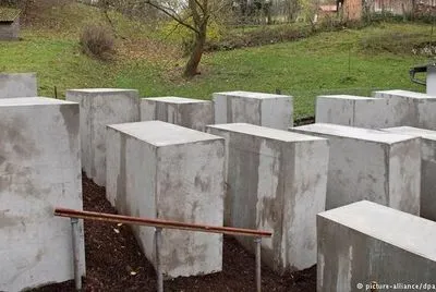 У Німеччині активісти встановили меморіал Голокосту біля будинку ультраправого політика