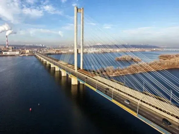 У вихідні в Києві обмежать рух Московським і Південним мостами