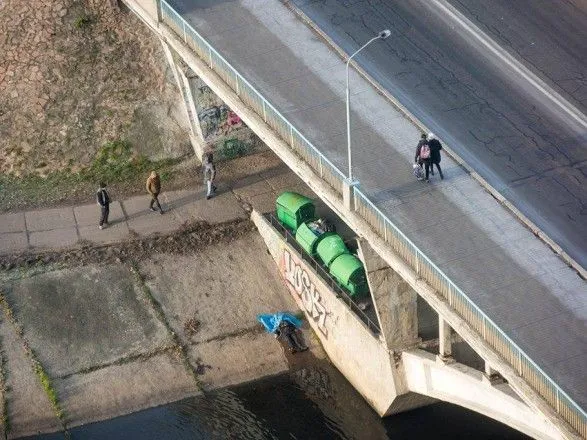 На Русанівському мосту в Києві знайшли повішеним чоловіка