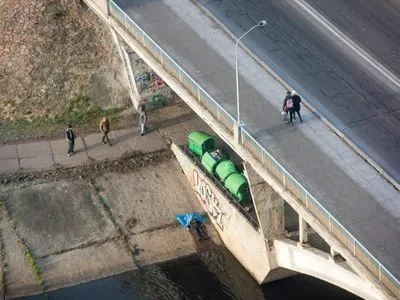 На Русановском мосту в Киеве нашли повешенным мужчину