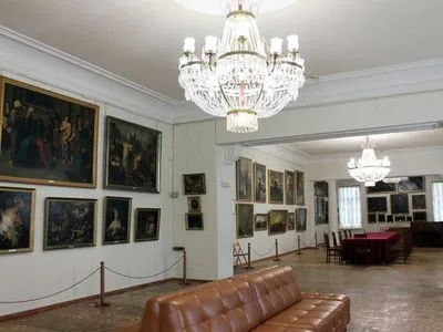 В Мариуполе будут судить сотрудников музея за передачу в Крым 52 ценных картин