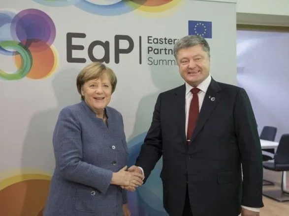 Порошенко и Меркель обсудили график контактов в нормандском формате (дополнено)