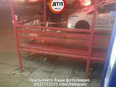 У Києві на зупинці застрелився чоловік