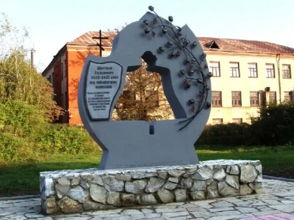 Памятник жертвам Голодомора осквернили в Сумской области