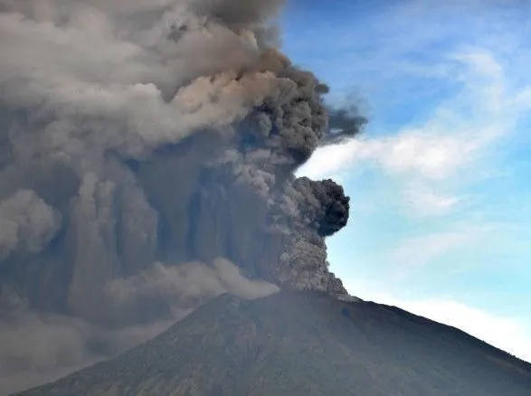 На Бали из-за извержения вулкана эвакуировали 24 тыс. человек