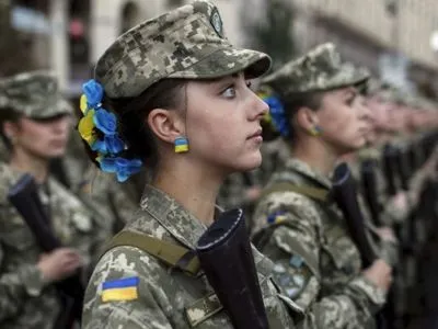 Українці просять Президента забов’язати жінок проходити військову службу