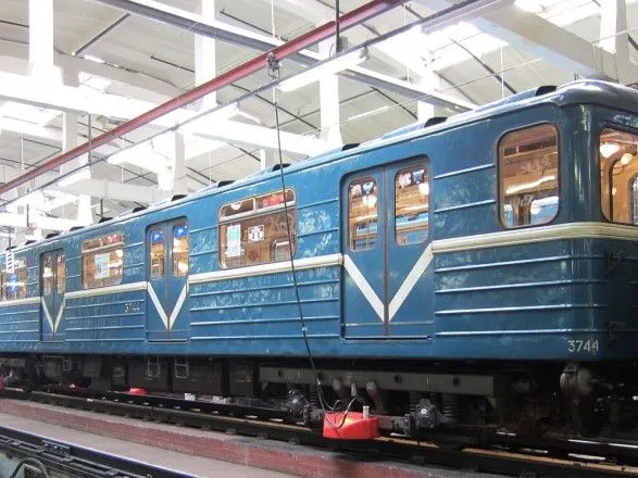 Киевский метрополитен выставил на продажу два подержанные вагоны