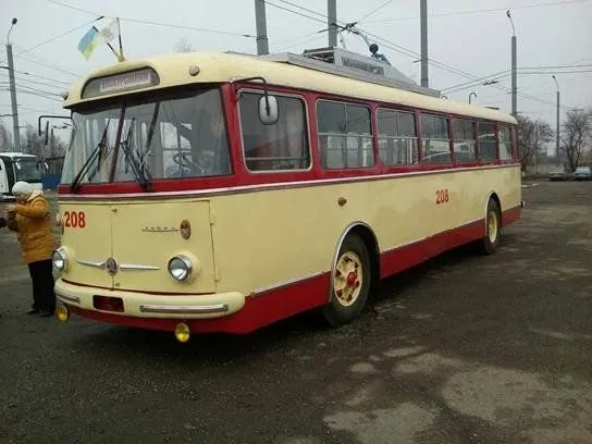 u-chernivtsyakh-vidrestavruvali-40-richniy-troleybus