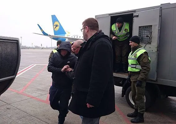ukrayinski-politseyski-ekstraduvali-korolya-shakhrayiv-u-frantsiyu