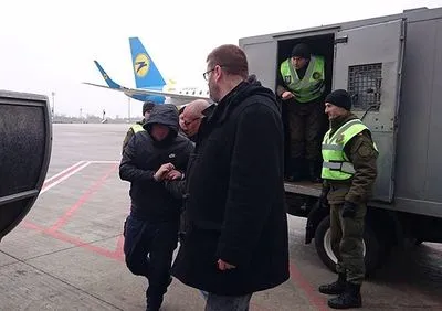 Українські поліцейські екстрадували "короля шахраїв" у Францію