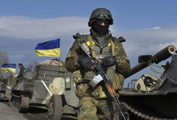 Ситуация на востоке Украины полностью контролируется военными - Полторак