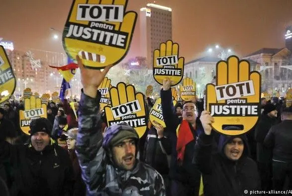 В Румынии тысячи человек протестовали против коррупции