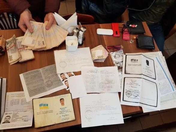 zlochintsi-prichetni-do-id-na-kiyivschini-torguvali-falshivimi-ukrayinskimi-pasportami