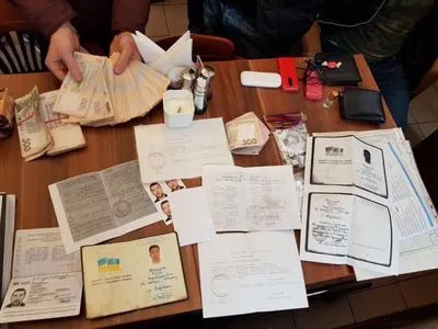 Злочинці, причетні до “ІД”, на Київщині торгували фальшивими українськими паспортами