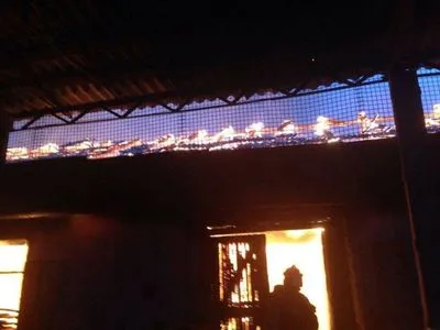 В Николаеве на складах возник пожар площадью около 200 кв.м