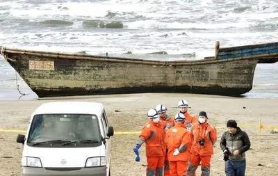 На узбережжя Японії винесло дерев'яний човен із скелетами 8 людей