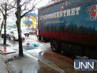 В центре Житомира грузовик сбил насмерть женщину