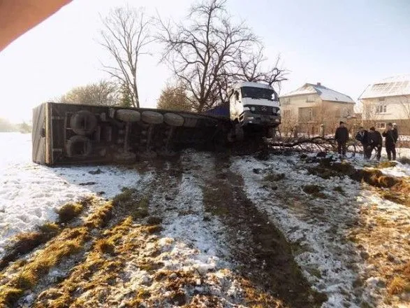 ДТП на Львівщині: перекинулась вантажівка із будматеріалами
