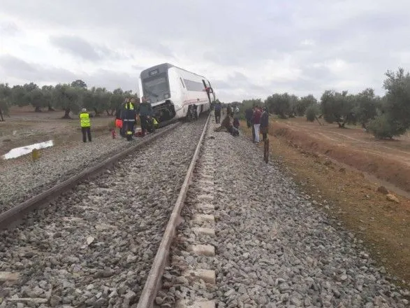 В Испании пассажирский поезд сошел с рельсов, есть пострадавшие