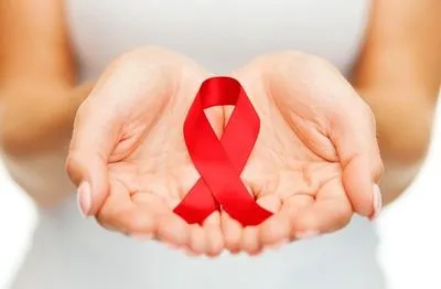 Менше половини дітей зі СНІД отримують лікування
