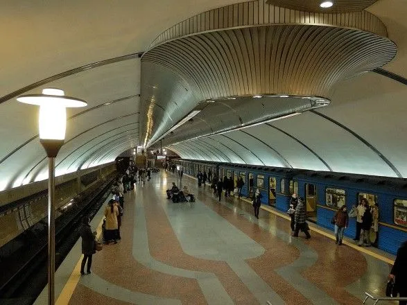 Падіння людини в метро Києва: постраждалого забрала швидка