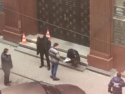 Во Львове возле Нацбанка перекрыли улицу из-за "подозрительного" пакета с семечками