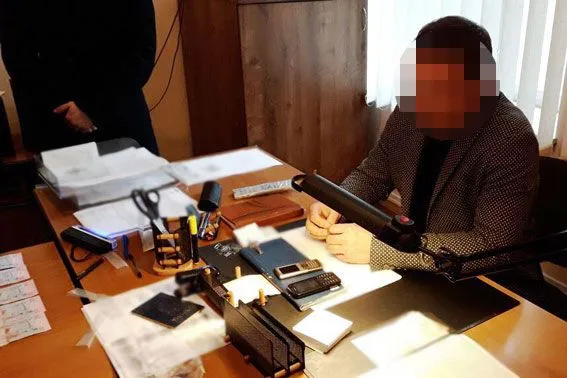 В Хмельницкой области полиция разоблачила на взятке руководителя отдела ДМС