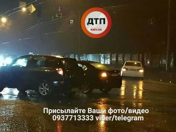 Масштабное ДТП в Киеве: столкнулись три автомобиля